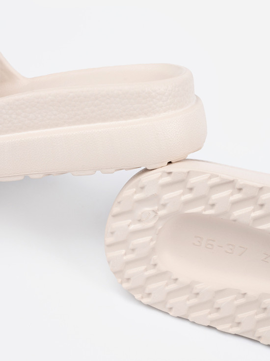 Helle beige Pantoletten auf Plattform