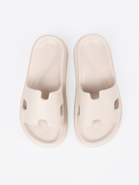 Helle beige Pantoletten auf Plattform