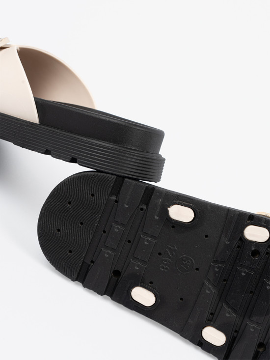 Helle beige Sandalen mit goldener Schnalle