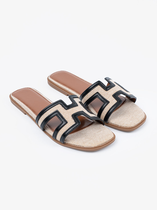 Sandaletten mit dekorativen Ausschnitten