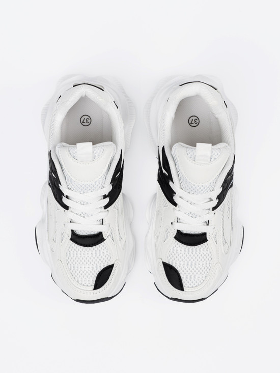 Weiße Sneakers mit dicker Sohle