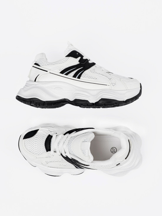 Weiße Sneakers mit dicker Sohle