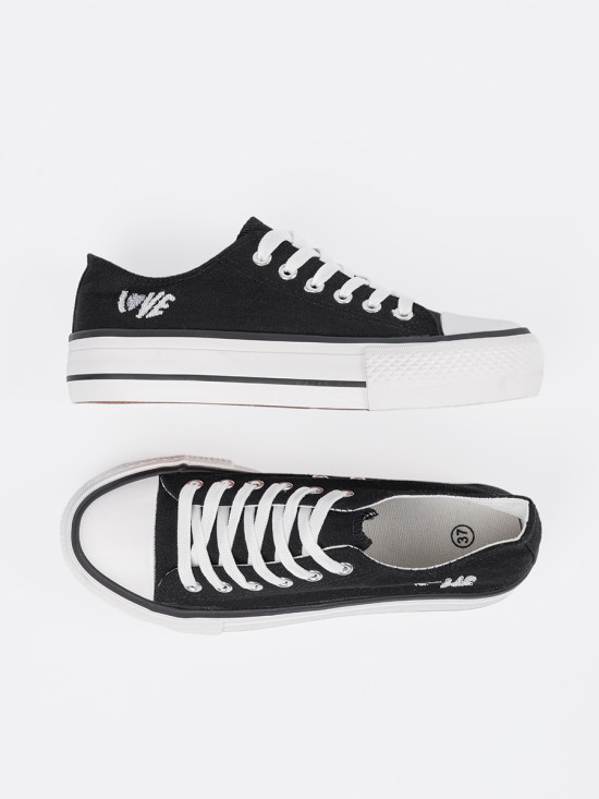 Schwarze Sneakers mit Love-Schriftzug