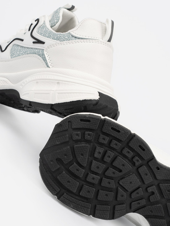 Weiß-grüne Sneakers mit dekorativen Einsätzen