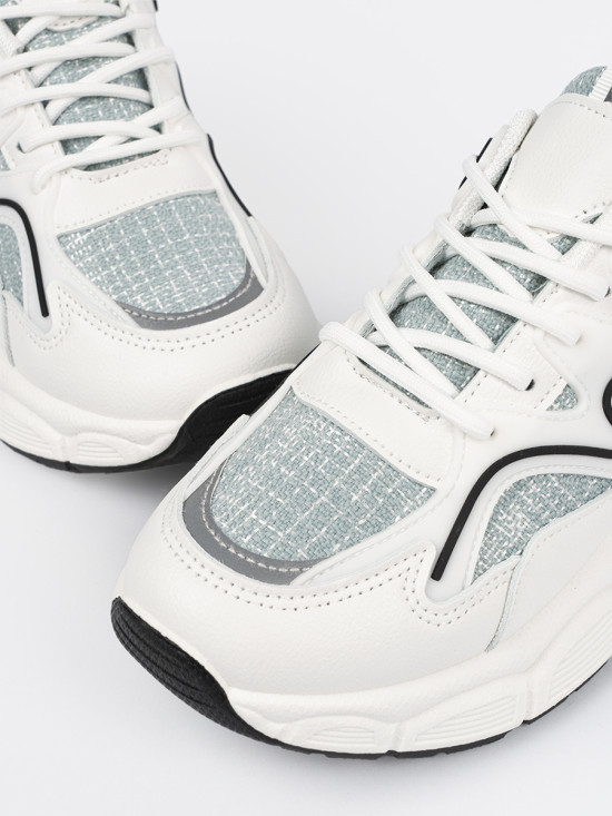 Weiß-grüne Sneakers mit dekorativen Einsätzen