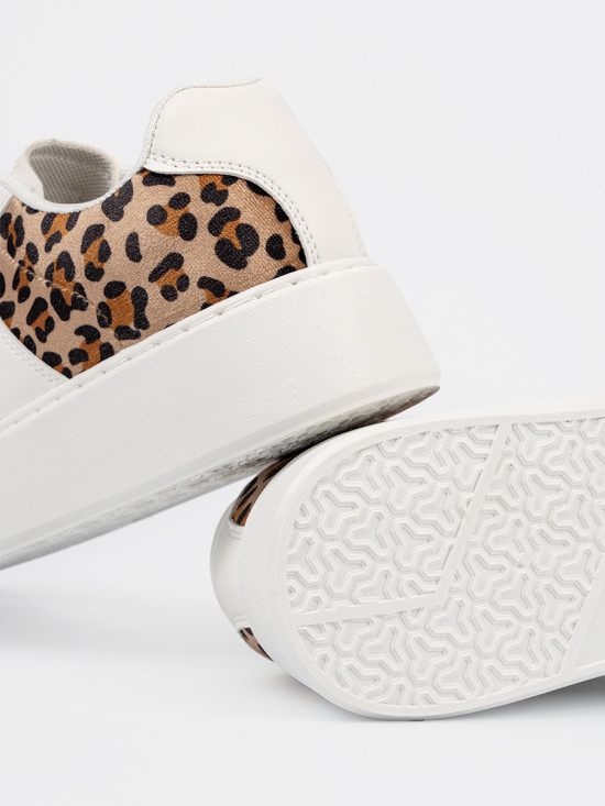 Weiße Sneakers mit Leopardenmuster-Details