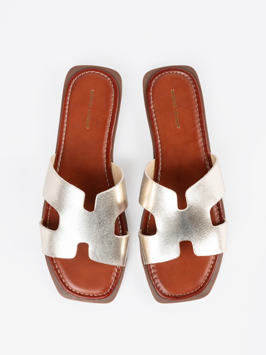 Helle goldene Slipper mit offener Spitze