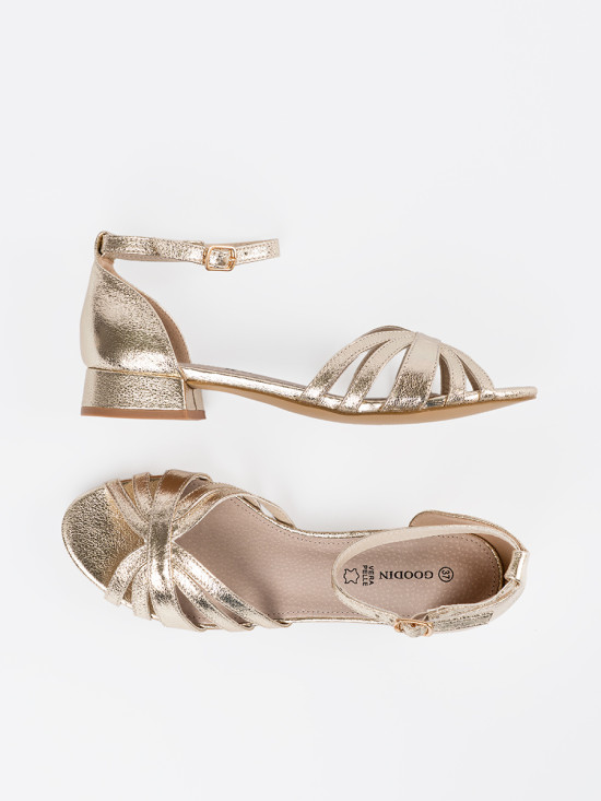 Elegante goldene Sandalen mit niedrigem Absatz