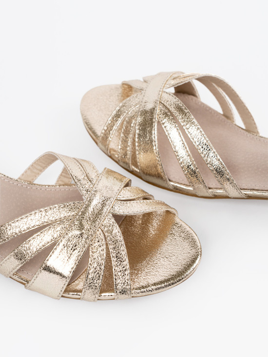Elegante goldene Sandalen mit niedrigem Absatz