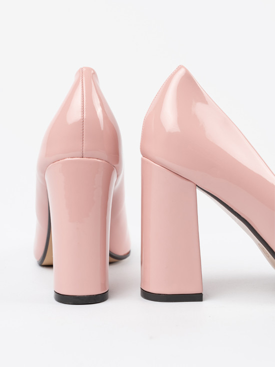 Rosa lackierte Pumps mit Blockabsatz
