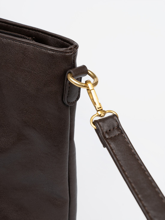 Dunkelbraune Tasche mit goldenen Elementen