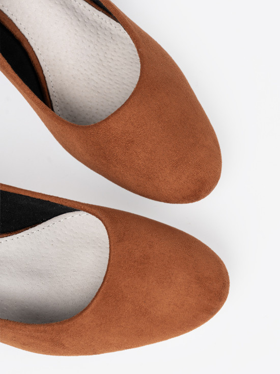 Braune Pumps mit dekorativem silbernem Absatz