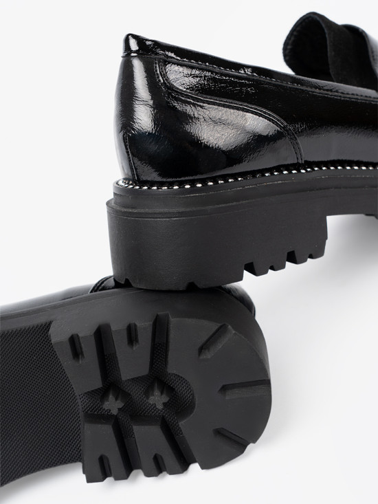 Lackierte Mokassins mit Nieten