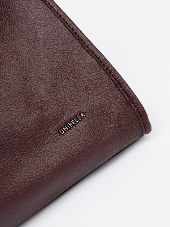 Klassische bordeauxfarbene Umhängetasche