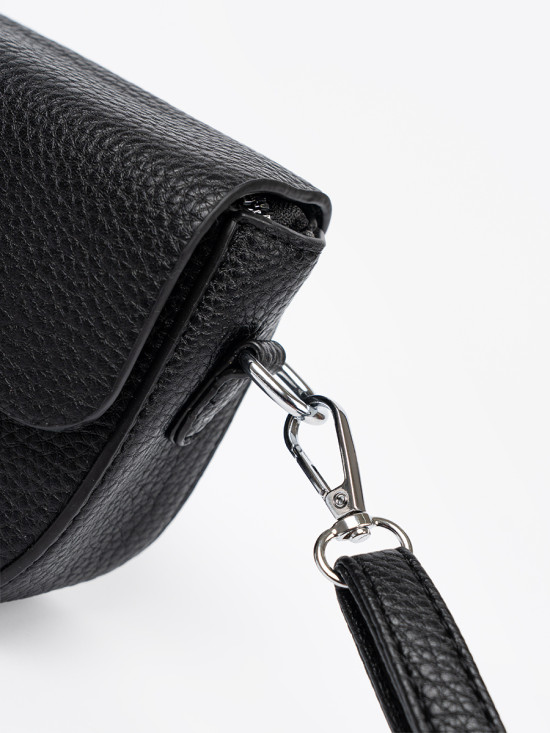 Elegante schwarze Handtasche mit dekorativem Verschluss