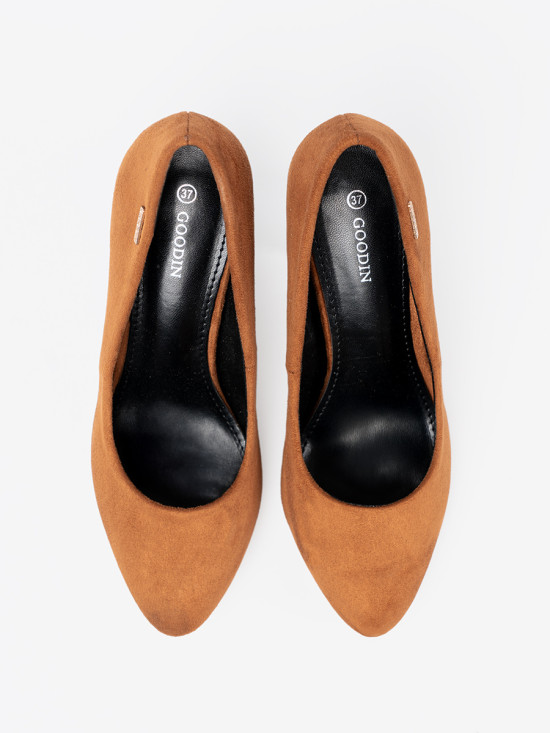 Helle braune Pumps auf schwarzem Absatz