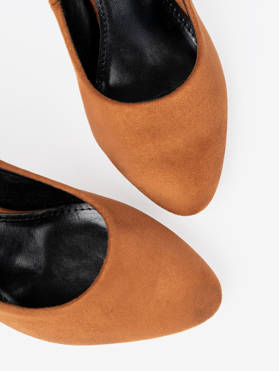 Helle braune Pumps auf schwarzem Absatz