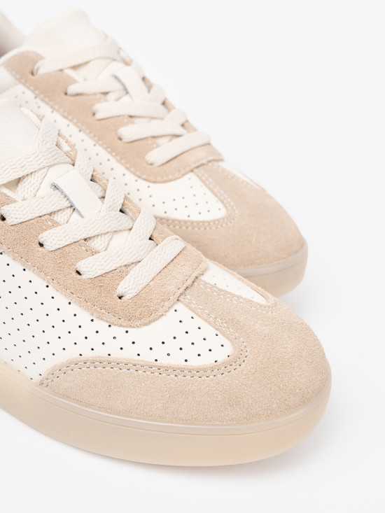 Helle beige durchbrochene Sneakers