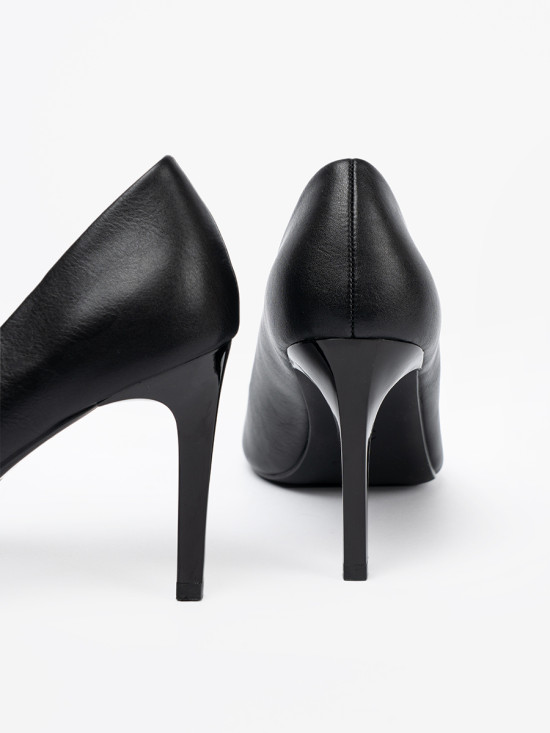 Klassische schwarze Pumps mit Absatz
