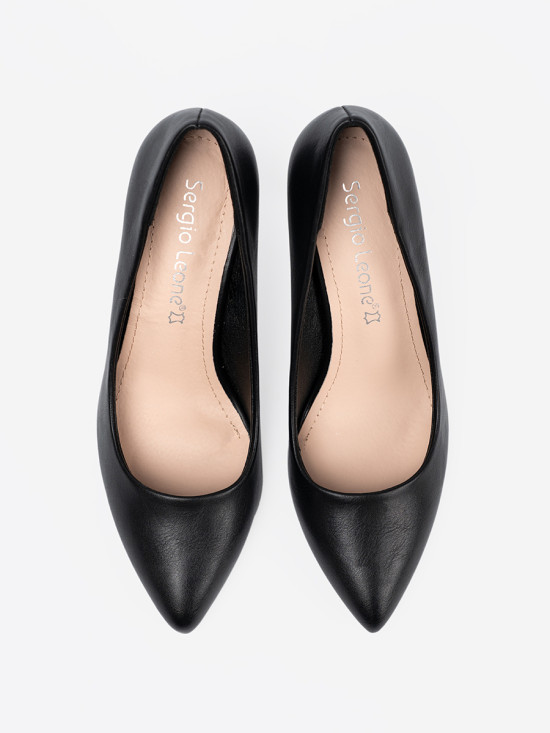 Klassische schwarze Pumps mit Absatz