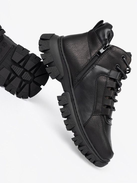 Schwarze Schnürstiefeletten mit dicker Sohle