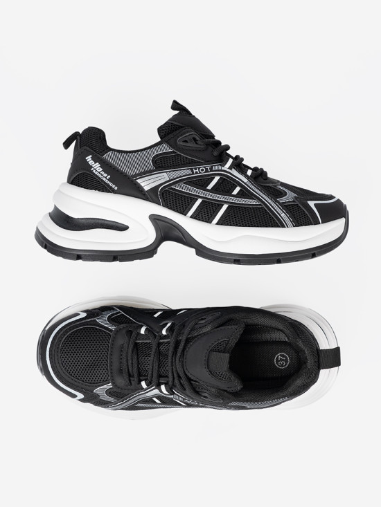 Schwarze Sneakers mit atmungsaktivem Obermaterial und massiver weißer Sohle