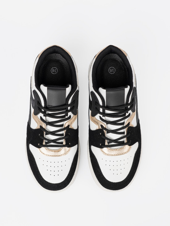 Schwarz-weiße Sneakers mit goldenen Details