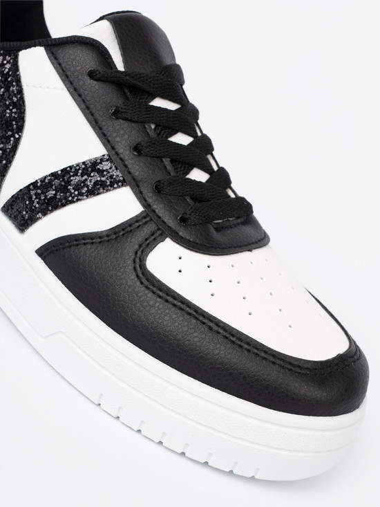 Stylische schwarz-weiße Sneakers mit glitzernden Details