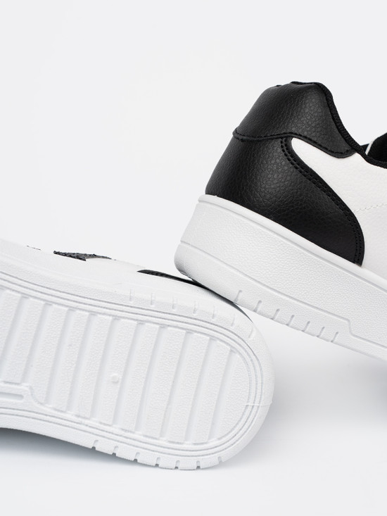 Stylische schwarz-weiße Sneakers mit glitzernden Details