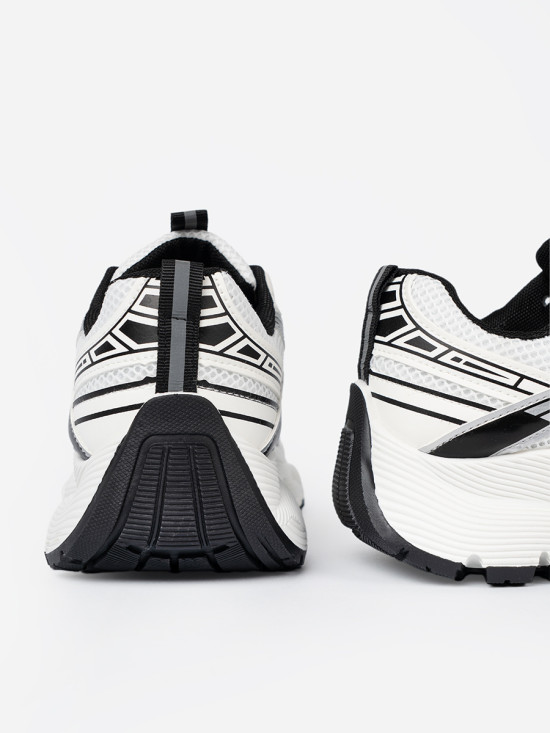 Schwarz-weiße bequeme Sneakers mit Netz