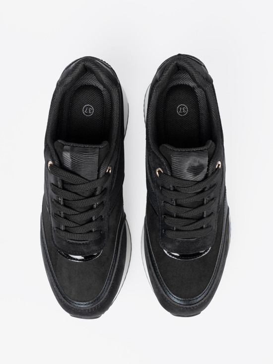 Moderne schwarze Sneakers mit glänzenden Details