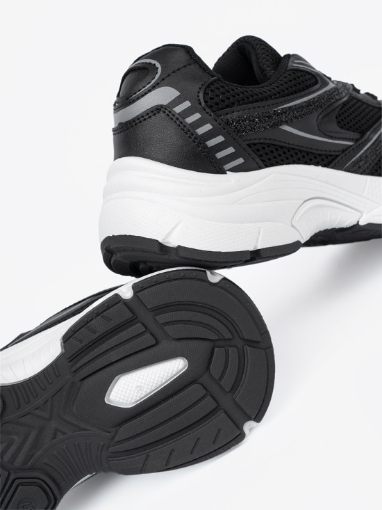 Schwarze Sneakers mit Netz und weißer Sohle