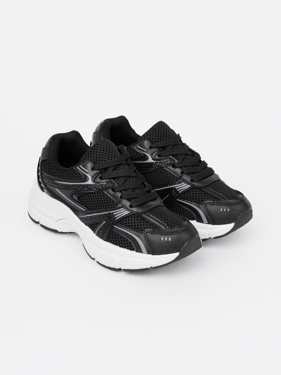 Schwarze Sneakers mit Netz und weißer Sohle