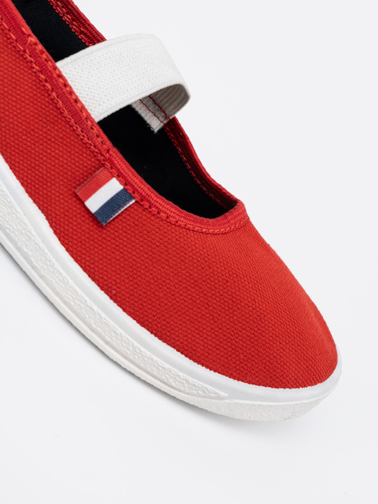 Leichte rote Sneakers mit elastischem Riemen