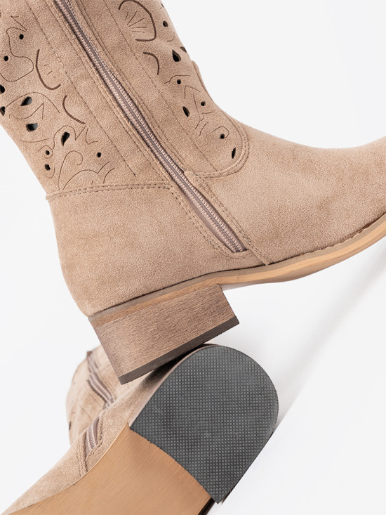 Beige Wildlederstiefel über das Knie