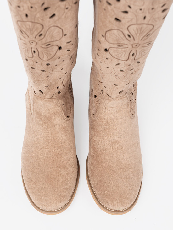 Beige Wildlederstiefel über das Knie