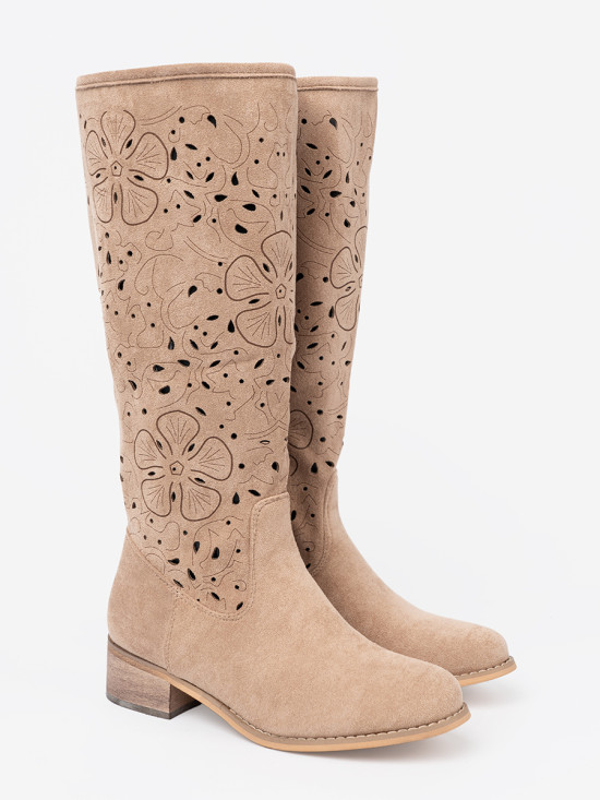Beige Wildlederstiefel über das Knie