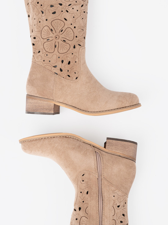 Beige Wildlederstiefel über das Knie