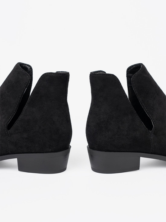 Schwarze Stiefeletten mit Ausschnitten