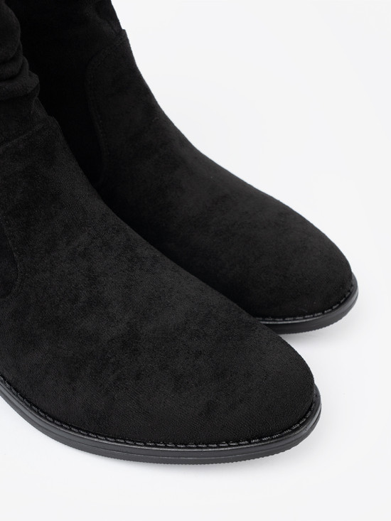 Klassische schwarze Stiefeletten mit gerafftem Schaft
