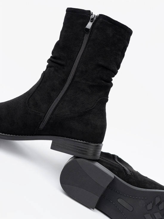 Klassische schwarze Stiefeletten mit gerafftem Schaft