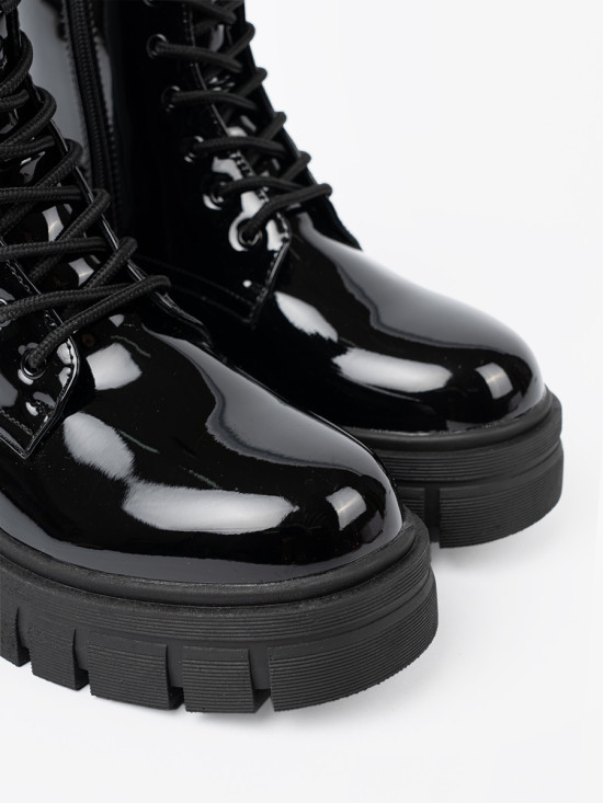 Schwarze lackierte Stiefeletten mit massiver Sohle