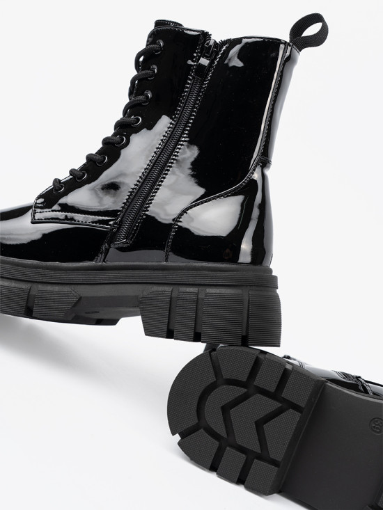 Schwarze lackierte Stiefeletten mit massiver Sohle