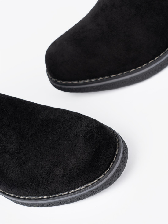 Einfache schwarze Stiefeletten auf bequemem Absatz