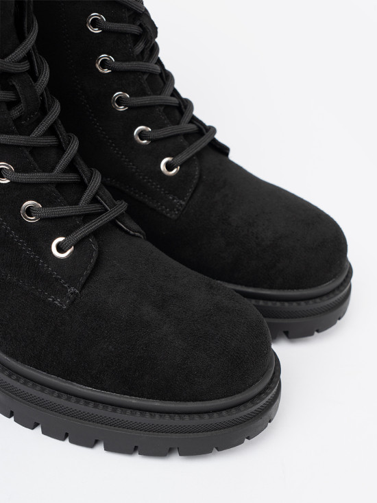 Elegante schwarze Worker mit glitzernden Kristallen