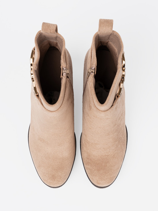 Beige Wedge-Stiefeletten mit dekorativer Schnalle