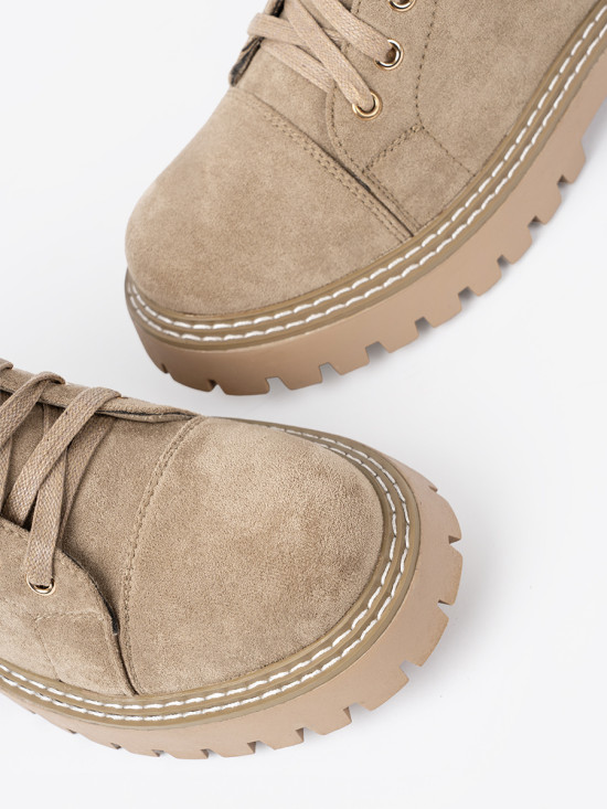 Beige Stiefeletten mit Herz und dicker Sohle