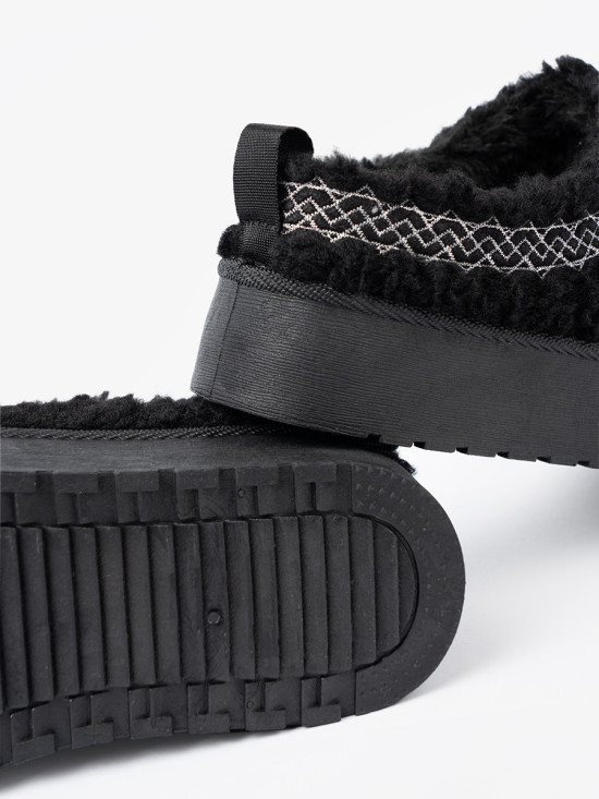 Schwarze Schneestiefel mit dekorativer Stickerei