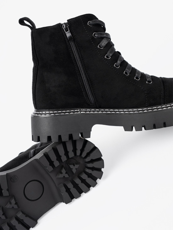 Schwarze Schnür-Stiefeletten mit glänzendem Herzen