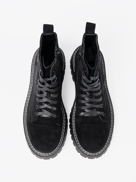 Schwarze Schnür-Stiefeletten mit glänzendem Herzen